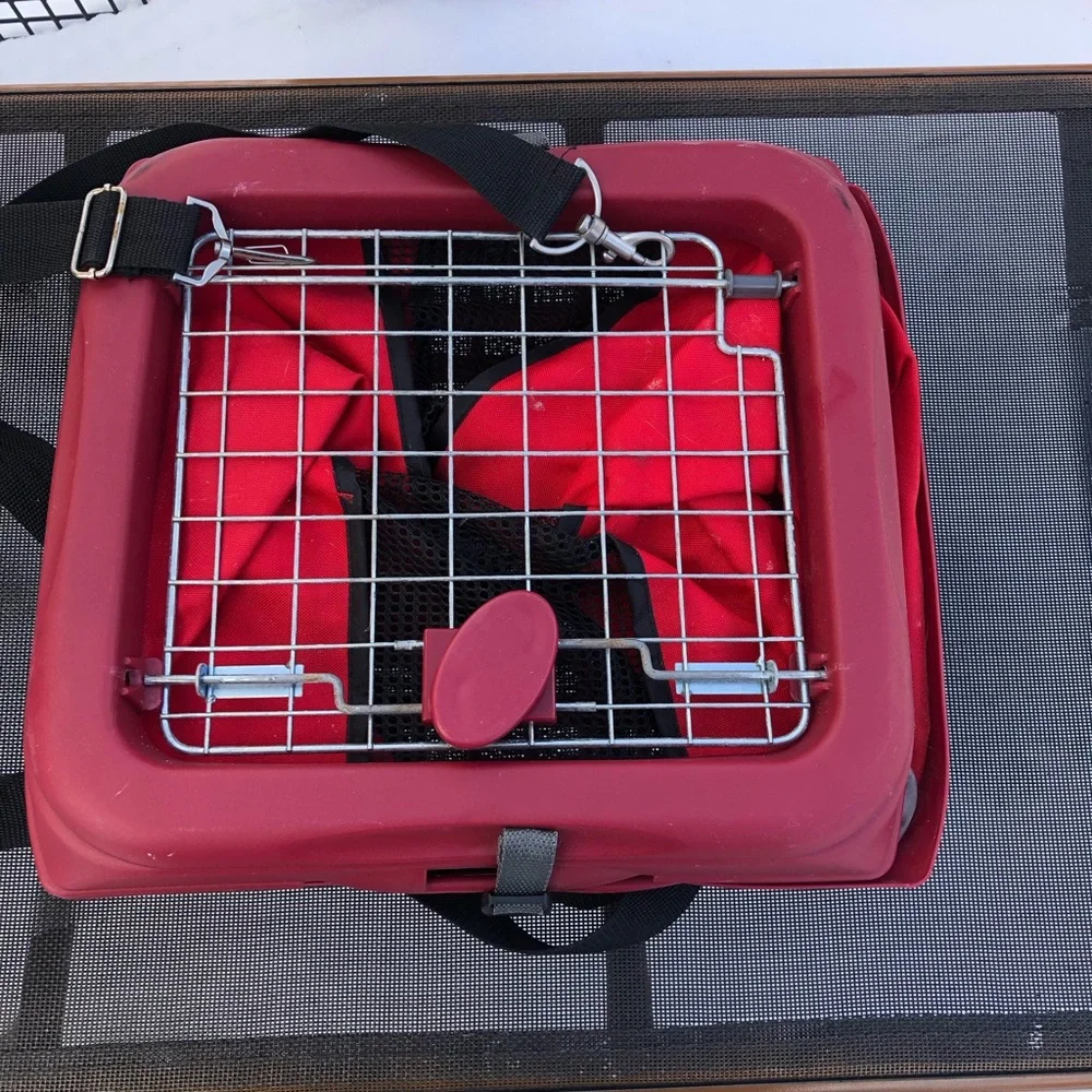 Folding pet carrier